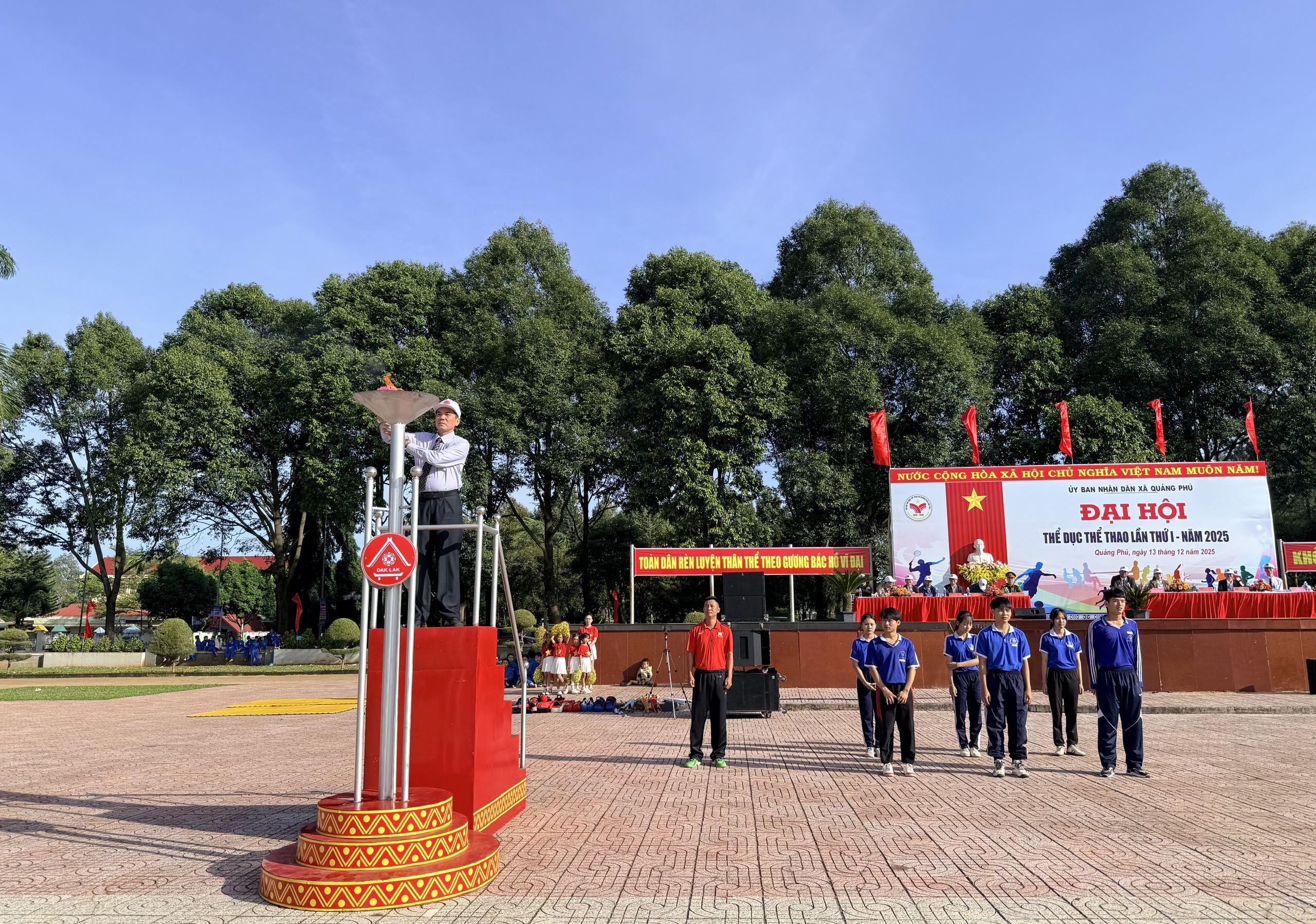 đồng chí Nguyễn Công Văn - Phó bí thư Đảng ủy, Chủ tịch UBND xã thắp sáng đài lửa truyền thống